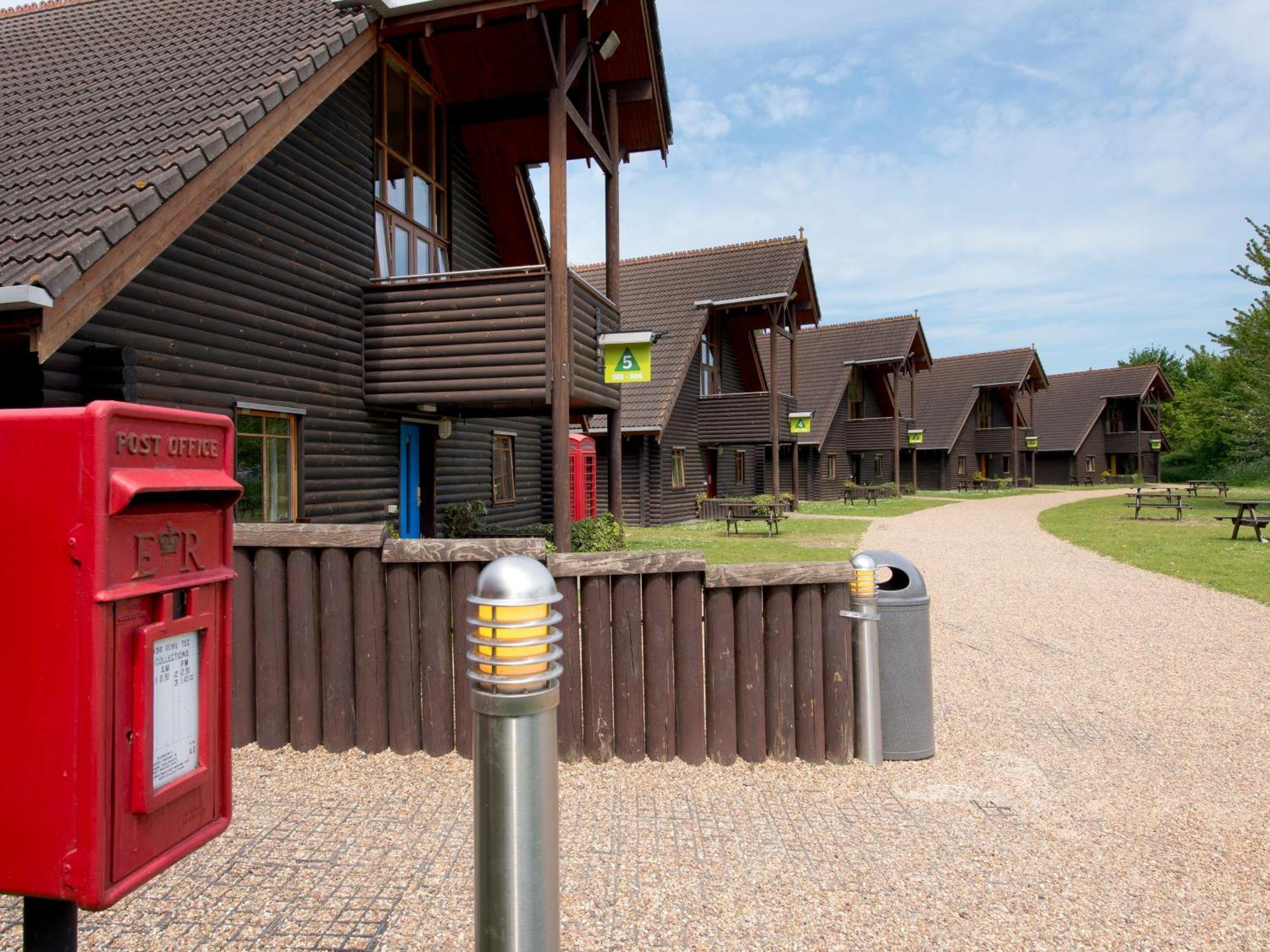 YHA London Lee Valley Cheshunt Extérieur photo