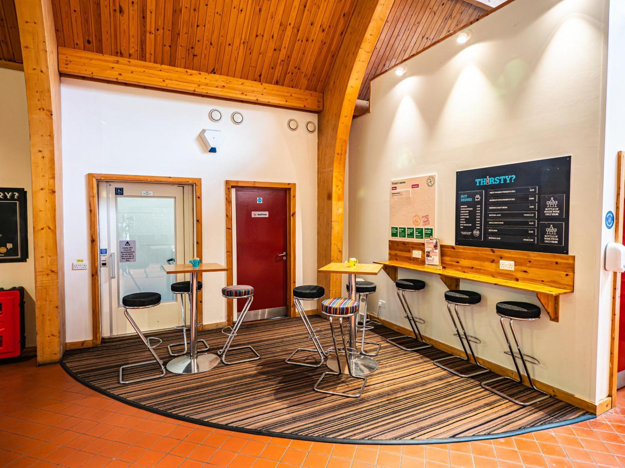YHA London Lee Valley Cheshunt Extérieur photo